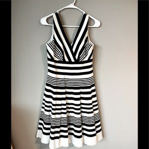 White House Black Market Black & White Stripe Sleeveless Fit & Flare Dress Sz 2